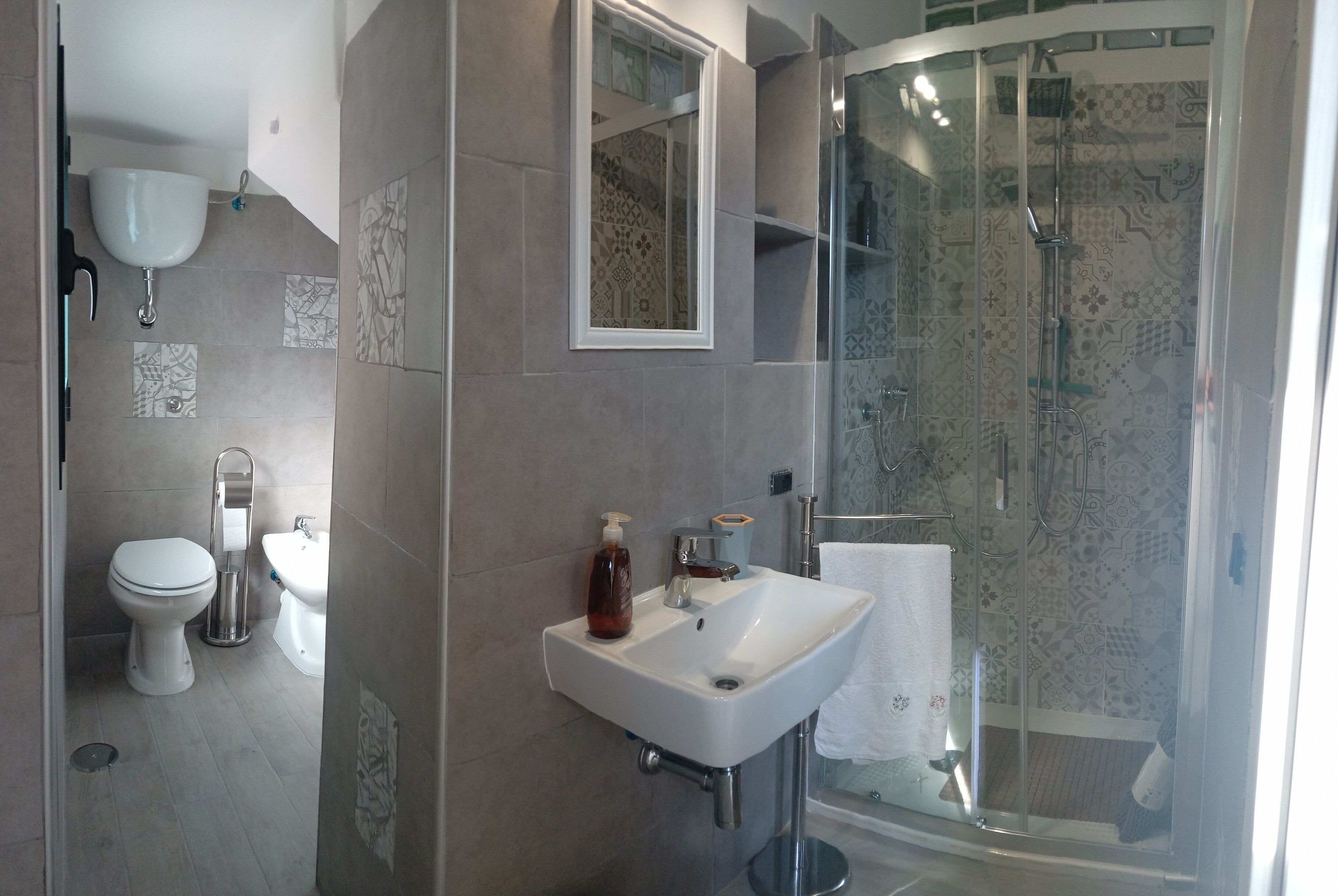 Doccia, asciugacapelli, bidet, asciugamani