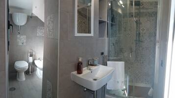 Doccia, asciugacapelli, bidet, asciugamani