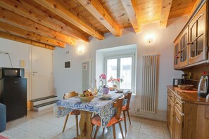 Departamento estándar, varias habitaciones (Vida Boa Apartment) | Cocina privada | Refrigerador, microondas, horno y parrilla de estufa 