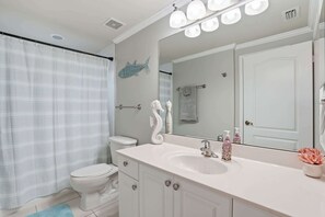Shower, hair dryer, towels, shampoo - First-Floor 2 BR + Den | Bright End Unit Near Downtown Naples (Naples)