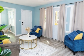 Living area - Modern 3br 7 Min from Airport and 12 min from stadium FIFA 2026 (Atlanta)