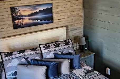 1 bedroom, iron/ironing board, free WiFi, bed sheets. The Cozy Cove Cabin, in Townville, on Lake Hartwell.