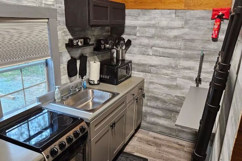 コーヒー / ティーメーカー、冷蔵庫、電子レンジ、オーブン