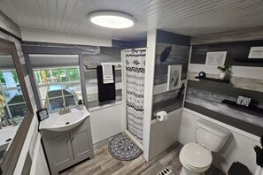 Een douche, een haardroger, handdoeken, zeep