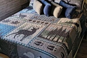 1 bedroom, iron/ironing board, free WiFi, bed sheets - Cozy Cove Cabin in Townville on Lake Hartwell (Townville)