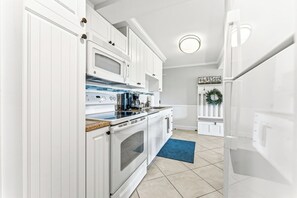 Fridge, microwave, oven, stovetop - R & Rx, Litchfield Resort (Pawleys Island)