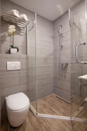 Deluxe Double Room with Extra Bed | Bathroom - Casa Mia (Budva)