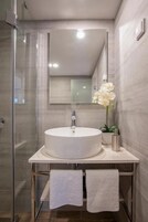 Standard Triple Studio | Badezimmer