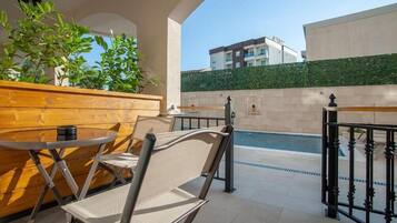 Studio Standar, balkon, pemandangan kota | Tempat makan outdoor