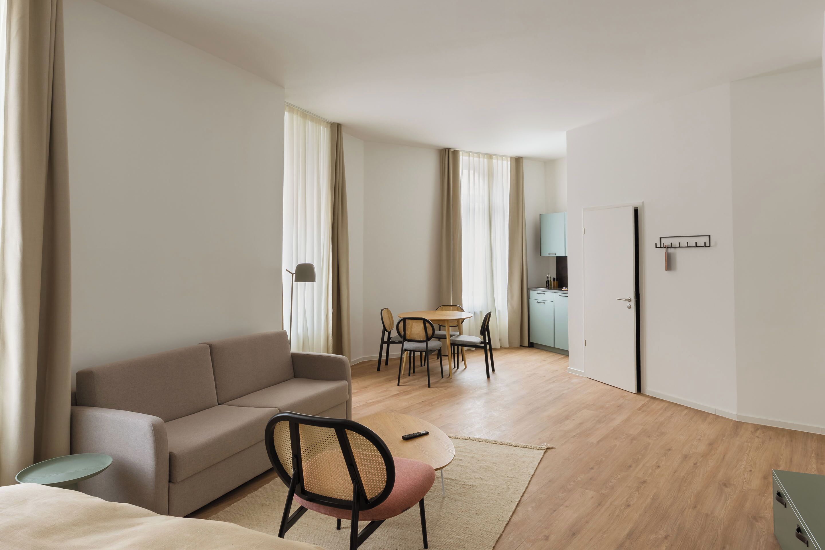 Comfort Suite with Sofa Bed Barrier Free | Individuell dekoriert, individuell eingerichtet, Schreibtisch