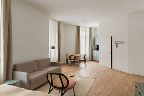 Comfort Suite with Sofa Bed Barrier Free | Individually decorated, individually furnished, desk, laptop workspace - Limehome Kaiserslautern Rummelstr. (Kaiserslautern)