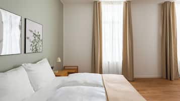 Comfort Queen Room Wheelchair accessible | Individuell dekoriert, individuell eingerichtet, Schreibtisch