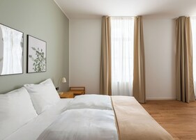 Comfort Queen Room Wheelchair accessible | 特色装修、特色家居、办公桌、笔记本电脑工作区