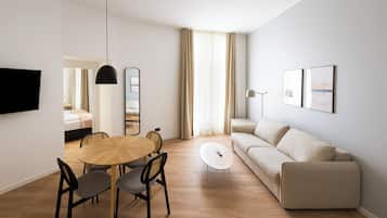 Suite mit einem Schlafzimmer und Schlafsofa | Wohnbereich | 50-Zoll-Flachbildfernseher mit Kabelempfang