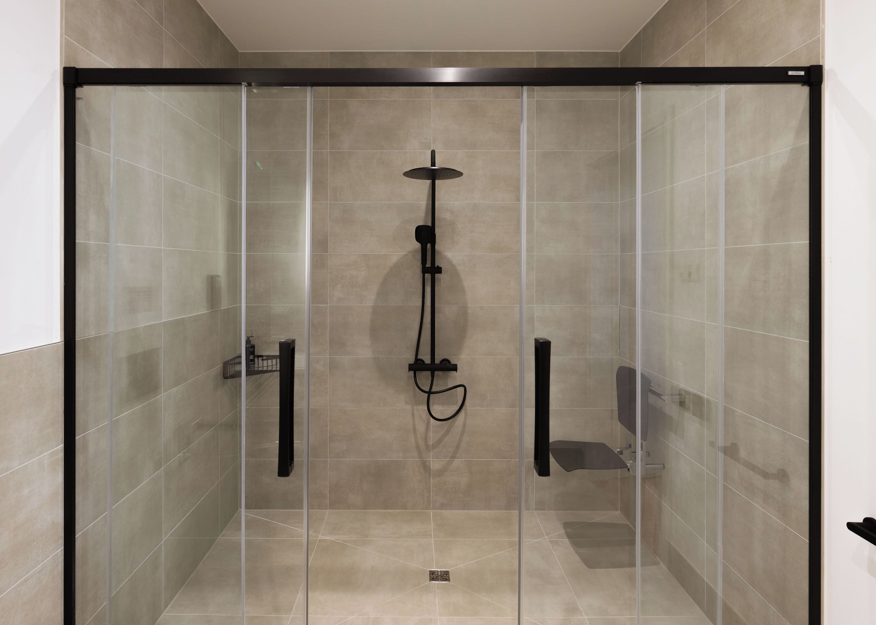 Comfort Queen Room Wheelchair accessible | Badezimmer | Dusche, umweltfreundliche Kosmetikartikel, Haartrockner, Handtücher
