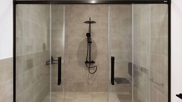 Comfort Queen Room Wheelchair accessible | Badezimmer | Dusche, umweltfreundliche Kosmetikartikel, Haartrockner, Handtücher
