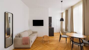 Suite with Sofa Bed | Individuell dekoriert, individuell eingerichtet, Schreibtisch