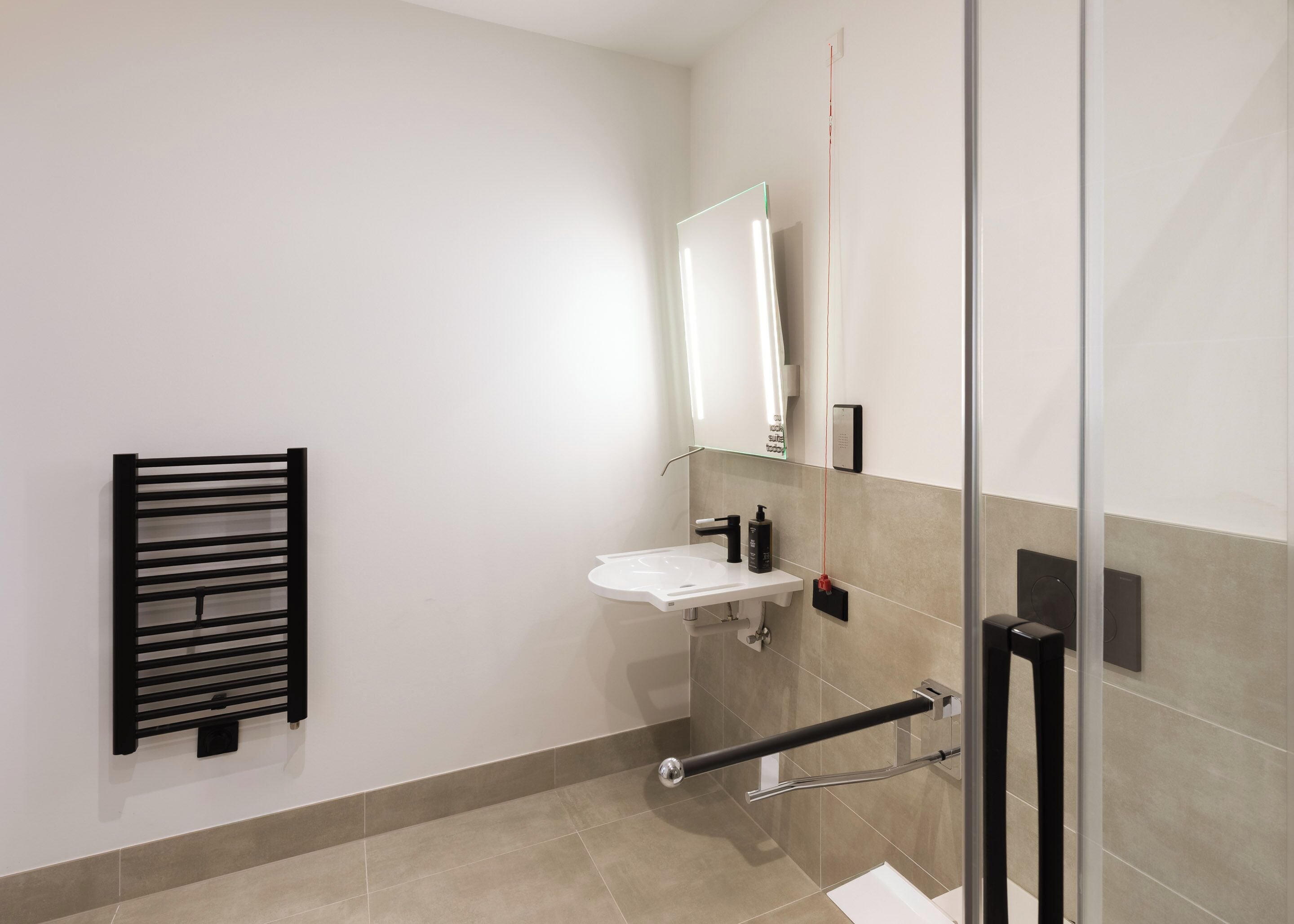 Comfort Queen Room Wheelchair accessible | Badkamer | Een douche, milieuvriendelijke toiletartikelen, een haardroger