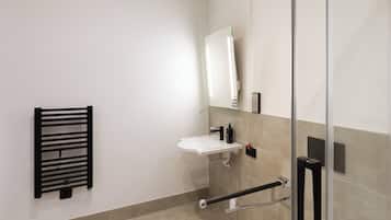 Comfort Queen Room Wheelchair accessible | Baño | Ducha, artículos de higiene personal ecológicos y secador de pelo