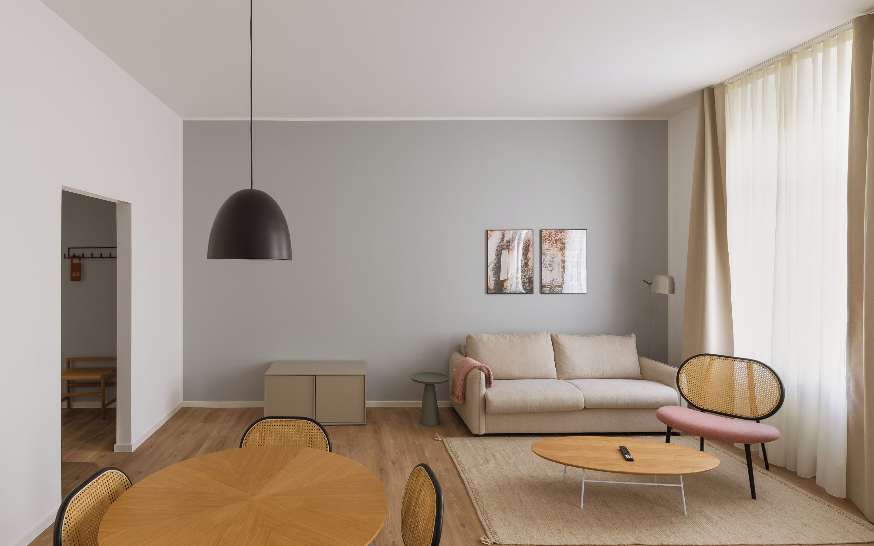 Familie suite | Woonruimte | Een 50-inch flatscreentelevisie met kabelzenders