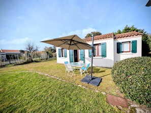 Outdoor dining - Bright Seaside Home with Private Garden (Saint-Vincent-sur-Jard)