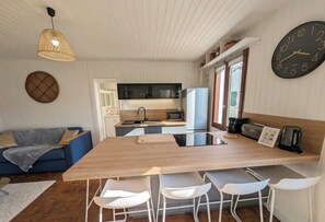 Fridge, microwave, oven, dishwasher - Bright Seaside Home with Private Garden (Saint-Vincent-sur-Jard)