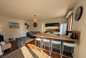 TV - Bright Seaside Home with Private Garden (Saint-Vincent-sur-Jard)