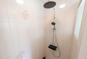 Regadera y secadora de cabello 