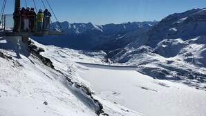 A snow-covered mountain landscape with a cable car system. - Spacious apartment in village center, shops 2 steps away. (Val-Cenis)