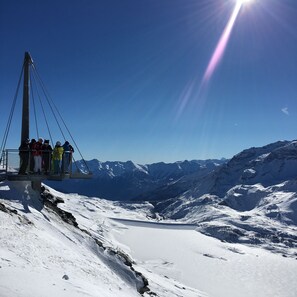 Eine verschneite Berglandschaft mit einer Seilbahn.