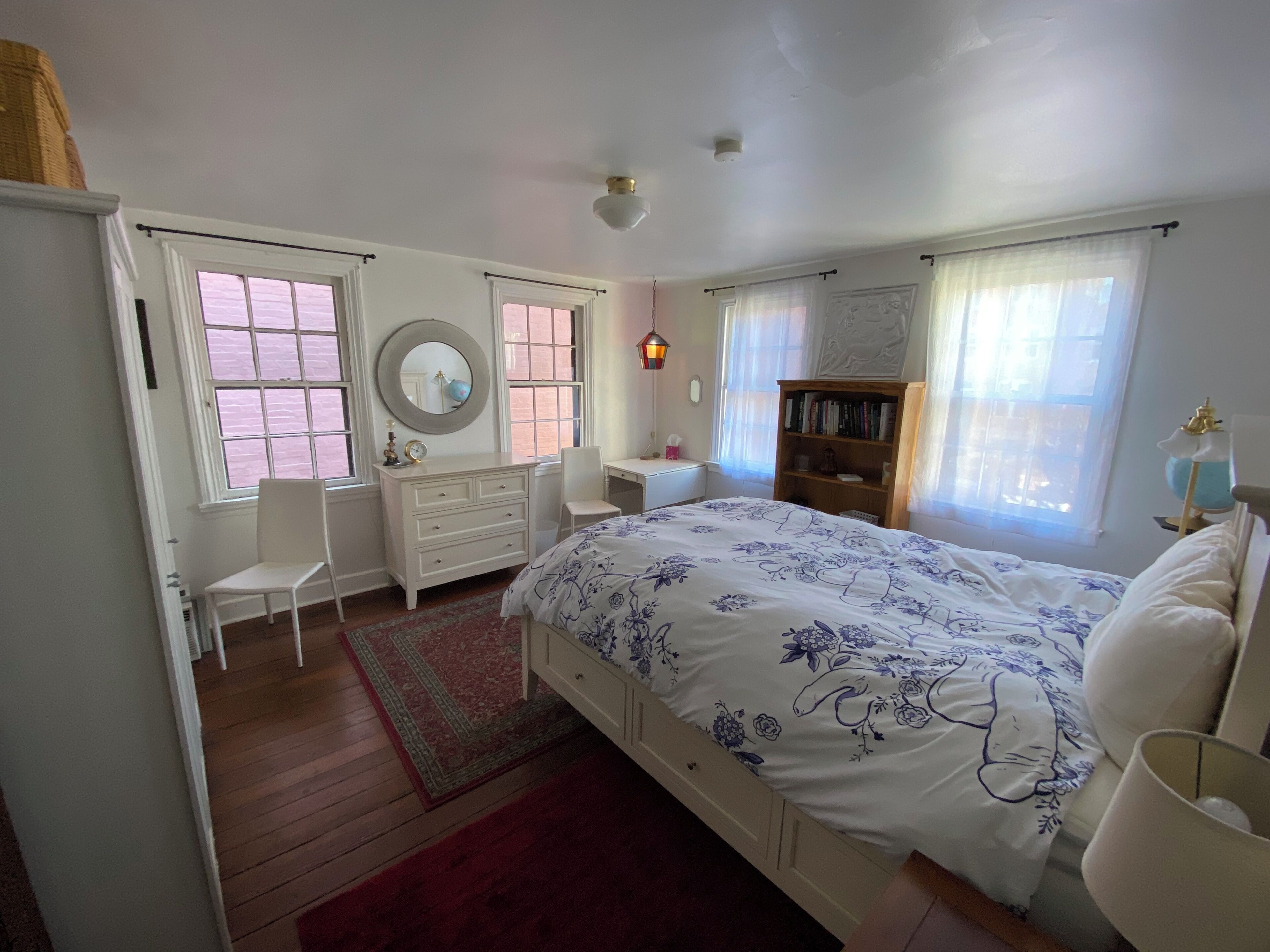 2 bedrooms, iron/ironing board, internet, bed sheets
