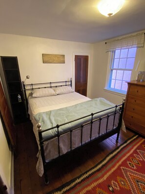 2 bedrooms, iron/ironing board, Internet, bed sheets - US Capitol 6 Person Private Apartment (Washington)