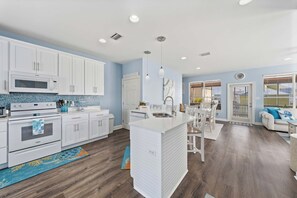 Fridge, microwave, oven, stovetop - 🐚🌴Multiple Decks | Walk to Beach | Morgantown Community | Sweet Home Alabama (Gulf Shores)