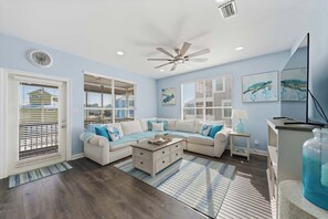 Smart TV - 🐚🌴Multiple Decks | Walk to Beach | Morgantown Community | Sweet Home Alabama (Gulf Shores)