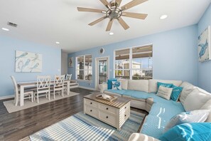 Smart TV - 🐚🌴Multiple Decks | Walk to Beach | Morgantown Community | Sweet Home Alabama (Gulf Shores)