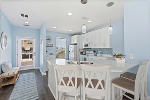 Fridge, microwave, oven, stovetop - 🐚🌴Multiple Decks | Walk to Beach | Morgantown Community | Sweet Home Alabama (Gulf Shores)
