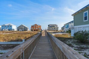 Property grounds - 🪸Beachfront 4BR Home | Community Pool | Gulf Views | Coral Reef East🪸 (Gulf Shores)