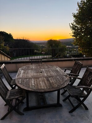 Outdoor dining - Charming House with Stunning Views and Rooftop Terrace (Lioux)