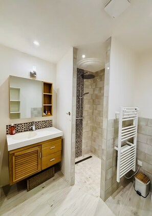 Bathroom - Charming House with Stunning Views and Rooftop Terrace (Lioux)