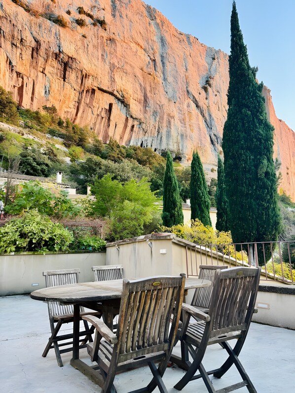 Outdoor dining - Charming House with Stunning Views and Rooftop Terrace (Lioux)