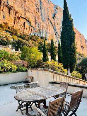 Outdoor dining - Charming House with Stunning Views and Rooftop Terrace (Lioux)