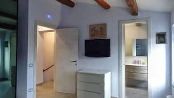 Superior Double Room, Garden View | Laptop workspace, free WiFi