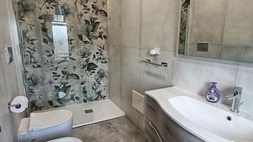 Chambre Double Supérieure, vue jardin | Salle de bain