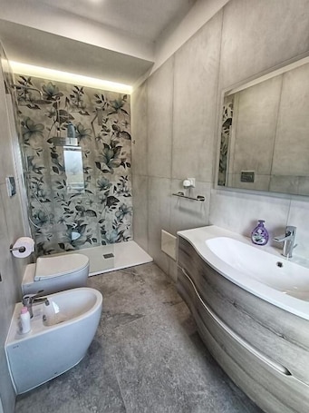 Habitación doble superior, vista al jardín | Baño | Regadera, amenidades de baño gratuitas, secadora de cabello, bidet . Casa LaSer