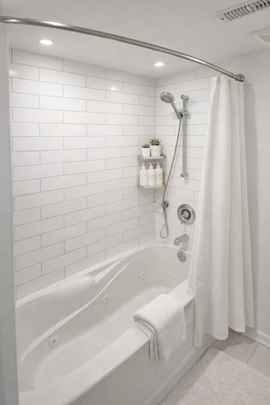 Bathroom - Modern 2 Bedroom Suit with pool and Parking. (Kitchener)
