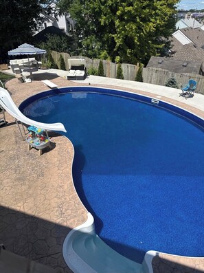 Pool - Modern 2 Bedroom Suit with pool and Parking. (Kitchener)