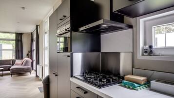 Fridge, microwave, stovetop, dishwasher