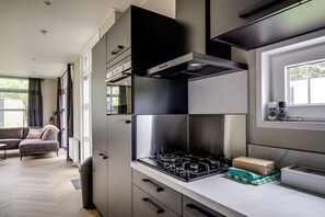 Kühlschrank, Mikrowelle, Herdplatte, Geschirrspüler