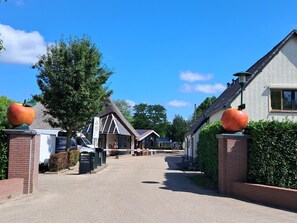 Exterior - Lodge 55 | 6 persoons chalet op Resort de Betuwe (Zennewijnen)