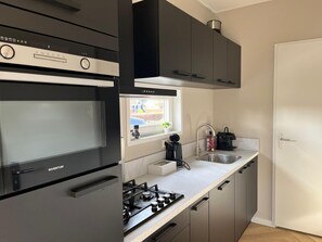 Fridge, microwave, stovetop, dishwasher - Lodge 55 | 6 persoons chalet in Zennewijnen (Zennewijnen)